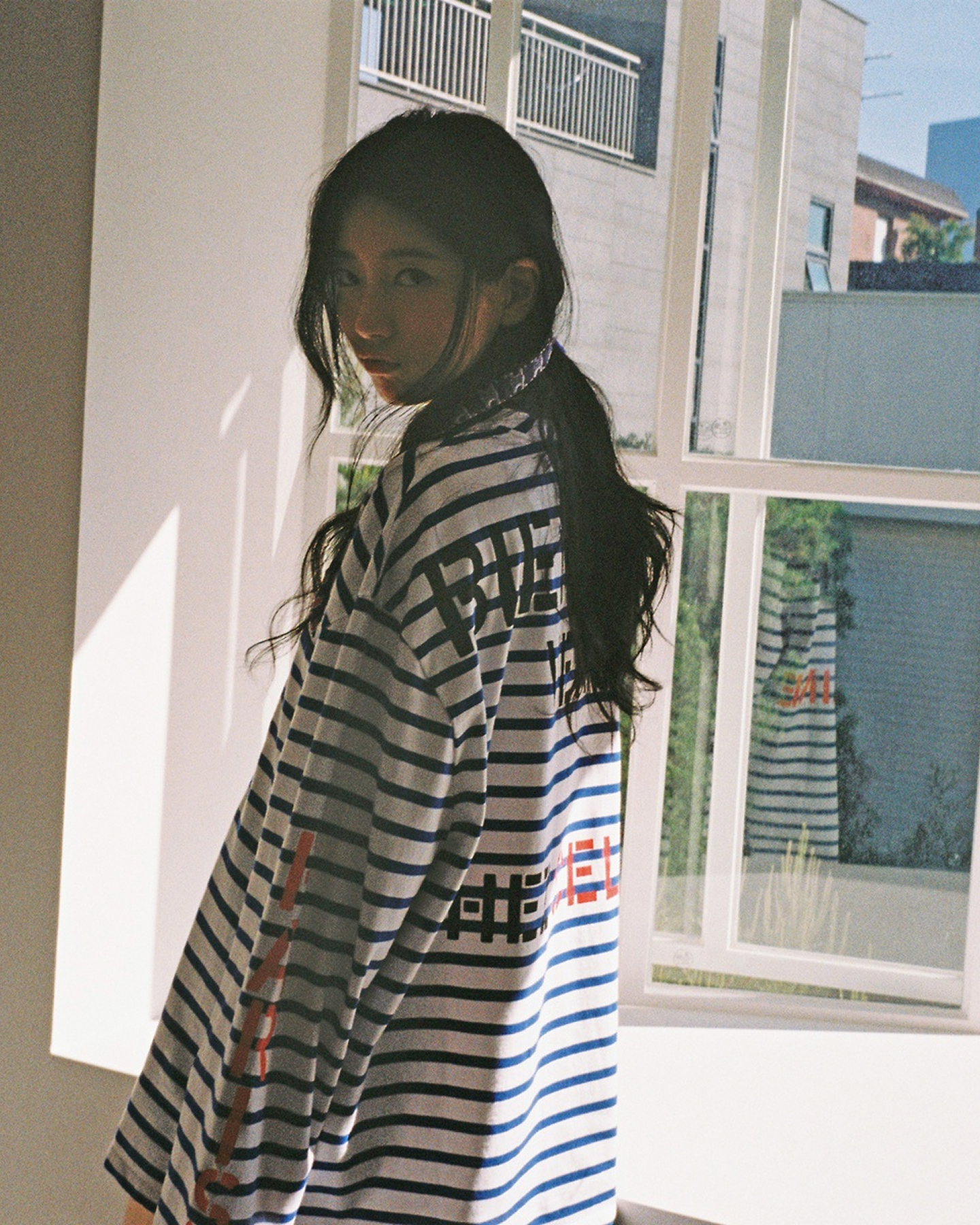 오늘도 믿고 보는 수지 필름사진 조합🤳🏻
여름을 의인화하면 '수지'라는 말이 떠오를 만큼 싱그러운 무드를 필름 카메라로 가득 담았는데요. 영화의 한 장면 같은 셀린느와 글로벌 앰버서더 수지의 화보 비하인드 컷. 지금 만나보세요👉🏻 이미지7