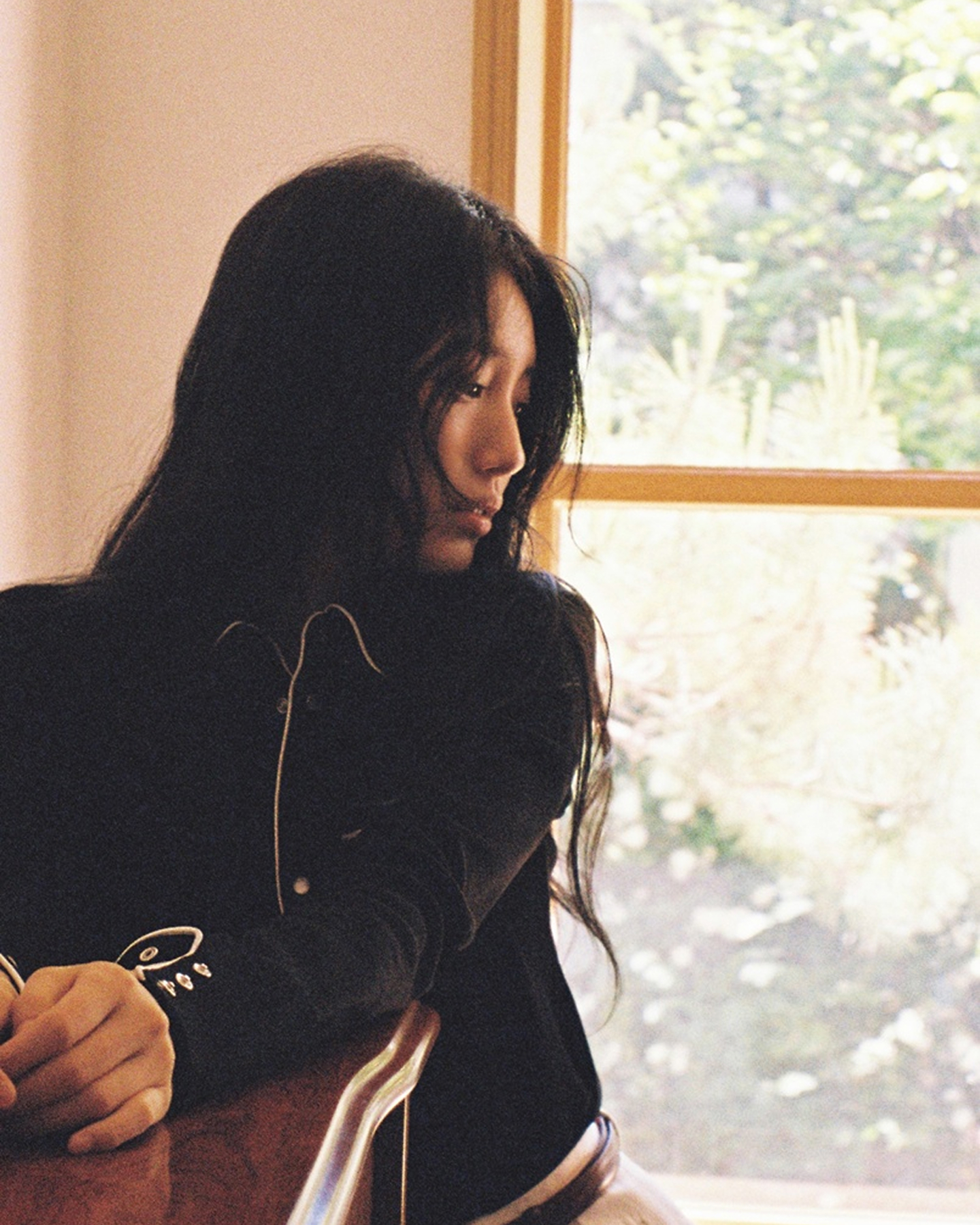 오늘도 믿고 보는 수지 필름사진 조합🤳🏻
여름을 의인화하면 '수지'라는 말이 떠오를 만큼 싱그러운 무드를 필름 카메라로 가득 담았는데요. 영화의 한 장면 같은 셀린느와 글로벌 앰버서더 수지의 화보 비하인드 컷. 지금 만나보세요👉🏻 이미지10
