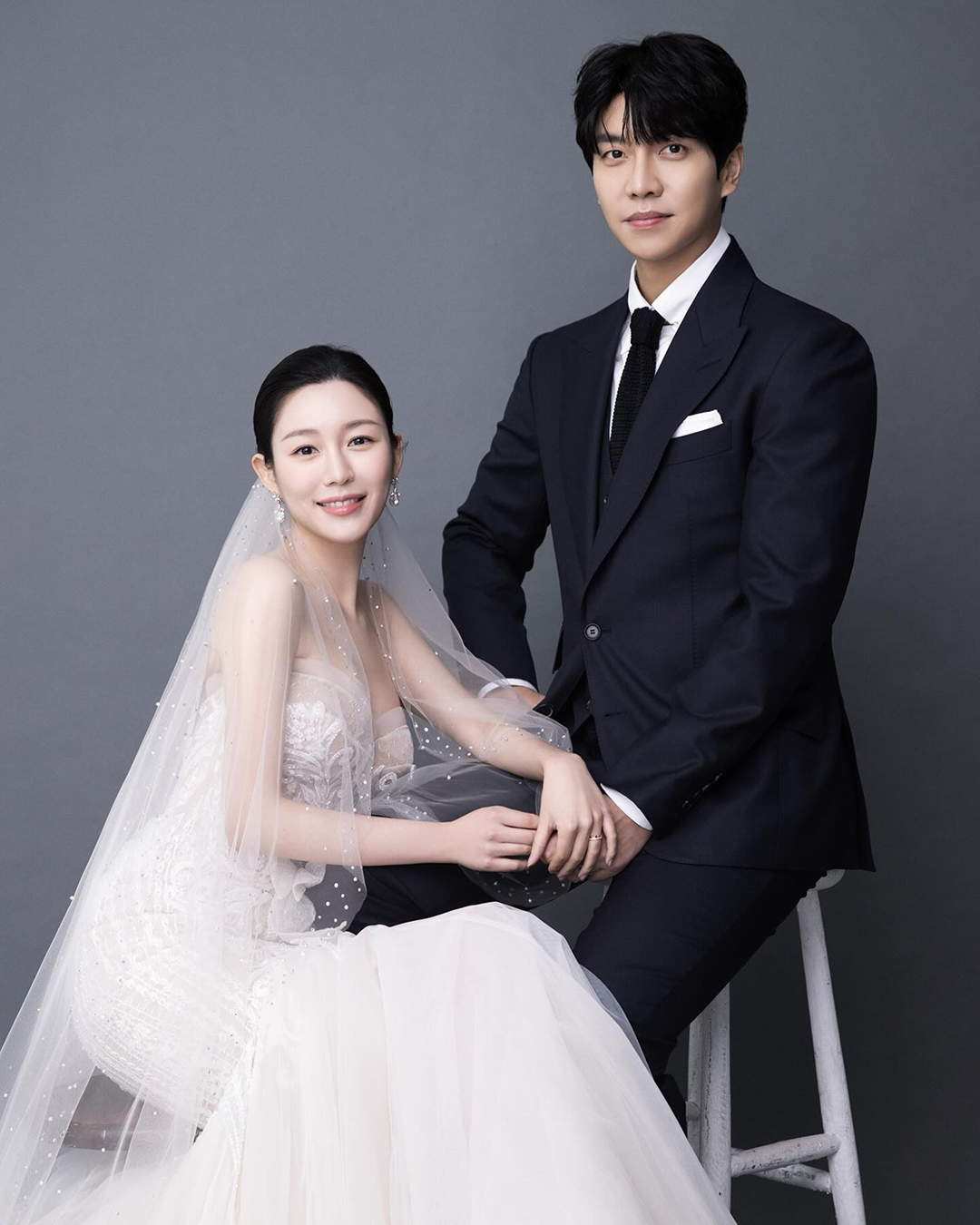 이승기❤️이다인 부부 둘째 출산 소식
산모와 아이 모두 건강👶🏻
이다인이 지난 7일, 둘째를 출산했다는 반가운 소식인데요. 산모와 아이 모두 아주 건강한 상태라고 합니다.
2023년 4월 웨딩마치를 올린 두 사람은 2024년 2월에 품에 안은 첫째 딸에 이어 이제는 어엿한 두 아이의 부모가 됐습니다! 이미지2