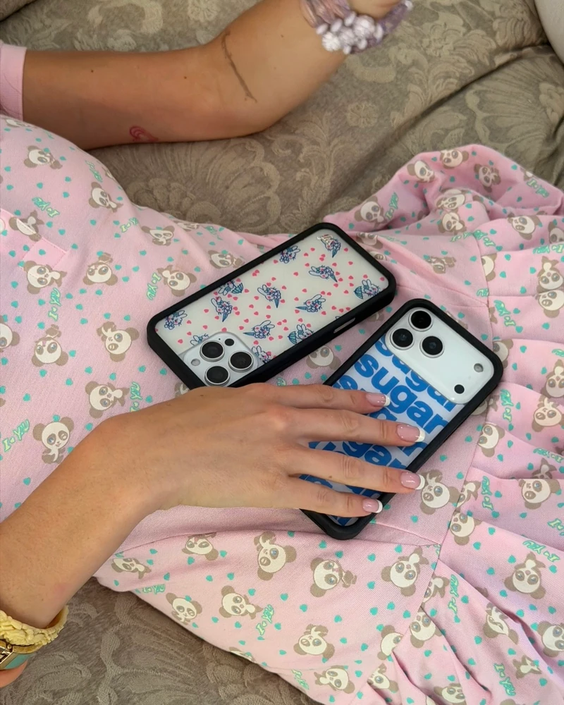 귀여움에 귀여움 더했다🌸
와일드플라워 x 애슐리 윌리엄스 폰케이스🩷📱
빈티지하고 키치한 감성으로 사랑받는 폰케이스 브랜드 와일드플라워 케이스가 디자이너 브랜드 애슐리 윌리엄스와 만났습니다. 블루 컬러의 레트로한 ‘Sugar Packet’ 부터 베이비 버니와 판다 디자인까지 다양하게 구성됐는데요.
폰케이스 하나만 바꿔도 룩에 귀여운 포인트를 더하기 좋은 컬렉션입니다. 이번 협업 제품은 와일드플라워 공식 홈페이지에서 확인 가능하며, 국내에서는 오는 7월 13일부터 만나볼 수 있습니다. 키치한 Y2K 감성의 케이스를 찾고 있었다면 이번 출시 일정을 체크해보세요. 이미지2