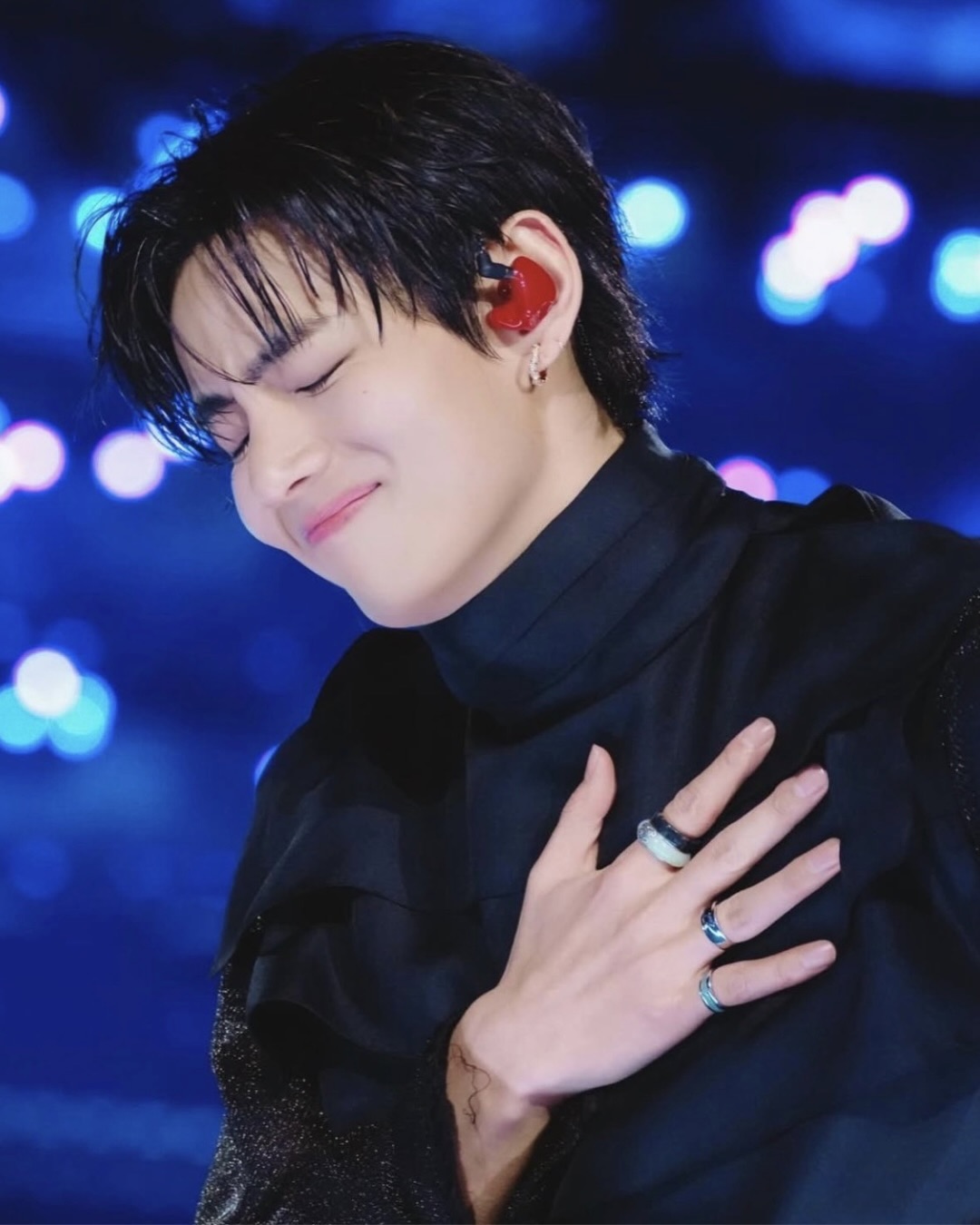 혹시 나만 없나?💚 결혼 예물함이나 할머니 보석함 속에서나 볼 법한 물건인 옥반지.💍 그렇지만 요즘, 촌스럽다 여겨졌던 초록빛은 '남들과 겹치지 않는 포인트'가 됐습니다. 지난 3월, 방탄소년단(BTS) 뷔가 광화문 무대에서 세련된 블랙 아웃핏에 볼드한 흑옥 반지를 착용해 독보적인 ‘옥꾸’ 스타일링을 보여주며 화제를 모으기도 했는데요. 흔한 실버링 레이어드에 질렸다면, 나만의 옥반지를 찾아 종로 나들이를 떠나보는 건 어떨까요? • 예작: Bts 뷔(thv) 착용 제품 - 슬림 미스틱화이트 탄생석 천연옥 혼주, 29만 원대 - 실버라이닝 트리플 제이드 링 옥반지 천연옥 탄생석, 25만 원대 - 모던 시그닛 경옥 옥반지, 23만 원대 - 플랫 블랙 마블 흑옥 반지, 7만 원대 이미지