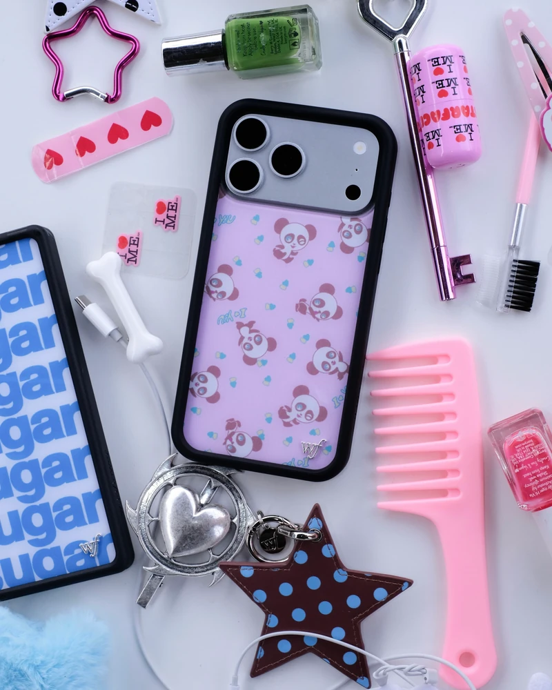 귀여움에 귀여움 더했다🌸
와일드플라워 x 애슐리 윌리엄스 폰케이스🩷📱
빈티지하고 키치한 감성으로 사랑받는 폰케이스 브랜드 와일드플라워 케이스가 디자이너 브랜드 애슐리 윌리엄스와 만났습니다. 블루 컬러의 레트로한 ‘Sugar Packet’ 부터 베이비 버니와 판다 디자인까지 다양하게 구성됐는데요.
폰케이스 하나만 바꿔도 룩에 귀여운 포인트를 더하기 좋은 컬렉션입니다. 이번 협업 제품은 와일드플라워 공식 홈페이지에서 확인 가능하며, 국내에서는 오는 7월 13일부터 만나볼 수 있습니다. 키치한 Y2K 감성의 케이스를 찾고 있었다면 이번 출시 일정을 체크해보세요. 이미지7