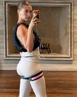 헤일리비버의 핫바디 비결?🏃🏻♀️🤍
운동할 때 강도는 높이고 스타일까지 챙겨주는 헤일리 비버의 운동템, 지금 바로 소개해드릴게요.
1. 젤러스 클래식 U자형 웨이트 베스트, 5만 원대
몸에 무게를 더해 운동 강도를 높여주는 웨이트 조끼입니다. 걷기나 러닝, 홈트할 때 착용하면 같은 동작도 더 힘들게 느껴져 운동 효율을 높이는 데 도움을 줄 수 있습니다.
2. 마누클리어 힙 빌딩용 BFR 패색 허벅지 밴드, 3만 원대
허벅지에 착용해 하체 운동의 자극을 높여주는 힙 밴드입니다. 스쿼트나 힙 브릿지, 런지할 때 사용하면 허벅지와 둔근에 더 집중하기 좋아 힙업 운동할 때 활용하기 좋은 아이템입니다.
3. CSB 폼 스쿱 탱크, 7만 원대
스쿱 네크라인이 돋보이는 슬리브리스 탱크톱입니다. 부드럽고 가벼운 더블 레이어 원단으로 몸을 잡아줘 필라테스나 요가, 가벼운 운동은 물론 데일리웨어로도 활용하기 좋은 아이템입니다.
4. CSB 폼 인비저블 스크런치 플레어 폴드오버 레깅스, 11만 원대
플레어 실루엣의 레깅스입니다. 접어 입는 허리밴드로 애슬러저룩으로 활용하기 좋은 아이템입니다. 이미지