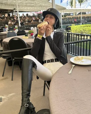 '승마'가 사람으로 태어나면..🐴 예쁘고 멋진 여자들의 공통점은 승마에 있었나봅니다..❤️ 클래식하면서도 강인하고, 동시에 말할 수 없이 매혹적인 스포츠 '승마'에 빠진 그녀들. 핏한 승마복을 입은 벨라 하디드와 캔달 제너의 승마 스킬부터, 말과 교감하는 화사, 고윤정, 이설 배우의 우아하고 맑은 아우라까지... 역시 매력적인 사람들은 취미조차 평범하지 않네요.🫶🏻 이미지
