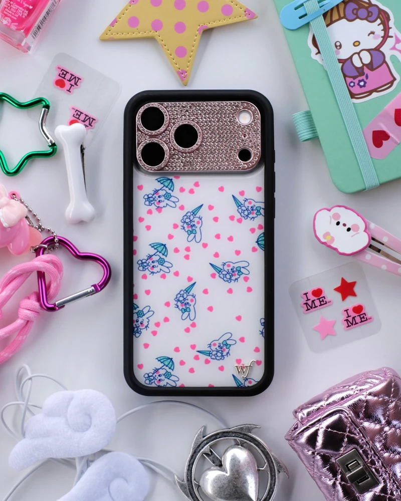 귀여움에 귀여움 더했다🌸
와일드플라워 x 애슐리 윌리엄스 폰케이스🩷📱
빈티지하고 키치한 감성으로 사랑받는 폰케이스 브랜드 와일드플라워 케이스가 디자이너 브랜드 애슐리 윌리엄스와 만났습니다. 블루 컬러의 레트로한 ‘Sugar Packet’ 부터 베이비 버니와 판다 디자인까지 다양하게 구성됐는데요.
폰케이스 하나만 바꿔도 룩에 귀여운 포인트를 더하기 좋은 컬렉션입니다. 이번 협업 제품은 와일드플라워 공식 홈페이지에서 확인 가능하며, 국내에서는 오는 7월 13일부터 만나볼 수 있습니다. 키치한 Y2K 감성의 케이스를 찾고 있었다면 이번 출시 일정을 체크해보세요. 이미지6