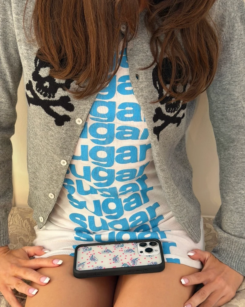 귀여움에 귀여움 더했다🌸
와일드플라워 x 애슐리 윌리엄스 폰케이스🩷📱
빈티지하고 키치한 감성으로 사랑받는 폰케이스 브랜드 와일드플라워 케이스가 디자이너 브랜드 애슐리 윌리엄스와 만났습니다. 블루 컬러의 레트로한 ‘Sugar Packet’ 부터 베이비 버니와 판다 디자인까지 다양하게 구성됐는데요.
폰케이스 하나만 바꿔도 룩에 귀여운 포인트를 더하기 좋은 컬렉션입니다. 이번 협업 제품은 와일드플라워 공식 홈페이지에서 확인 가능하며, 국내에서는 오는 7월 13일부터 만나볼 수 있습니다. 키치한 Y2K 감성의 케이스를 찾고 있었다면 이번 출시 일정을 체크해보세요. 이미지4