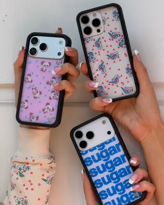 귀여움에 귀여움 더했다🌸
와일드플라워 x 애슐리 윌리엄스 폰케이스🩷📱
빈티지하고 키치한 감성으로 사랑받는 폰케이스 브랜드 와일드플라워 케이스가 디자이너 브랜드 애슐리 윌리엄스와 만났습니다. 블루 컬러의 레트로한 ‘Sugar Packet’ 부터 베이비 버니와 판다 디자인까지 다양하게 구성됐는데요.
폰케이스 하나만 바꿔도 룩에 귀여운 포인트를 더하기 좋은 컬렉션입니다. 이번 협업 제품은 와일드플라워 공식 홈페이지에서 확인 가능하며, 국내에서는 오는 7월 13일부터 만나볼 수 있습니다. 키치한 Y2K 감성의 케이스를 찾고 있었다면 이번 출시 일정을 체크해보세요. 이미지
