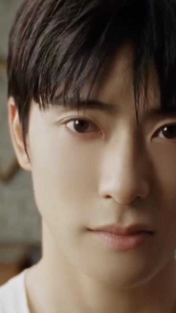아이돌판에 누가 돌아 왔게~?
100°C보다 위험한 정재현의 99°C🖤
NCT 재현이 7월 10일 오후 6시, 솔로 싱글 '99 Degrees' 를 정식 발매에 앞서 뮤직비디오 티저를 공개했습니다. 이번 신곡은 재현이 직접 작사·작곡에 참여한 곡으로, 완벽한 100도에서 1도가 모자란 99도처럼 불완전함 속에서 찾아내는 사랑 이야기를 담았는데요.
재현이 군 복무 중 인스타그램을 통해 공개했던 곡인 만큼 오랫동안 풀버전을 더 기다렸던 곡이기도 하죠. 드디어 정식 음원은 물론 뮤직비디오까지 풀버전으로 즐길 때가 왔습니다! 💚 이미지