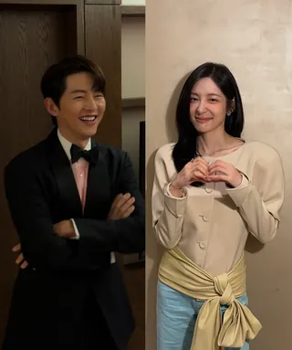 송중기와 박지현의 로코라니📺🖤
배우 송중기와 박지현이 KBS 새 드라마 '러브 클라우드'를 통해 로맨틱 코미디로 호흡을 맞춥니다. 헤어진 연인이 재회하며 벌어지는 이야기를 다루는데, 자신의 감정이 곧 날씨가 되어버리는 파일럿과 이를 예의주시하는 냉철한 항공 관제사의 만남이라는 독특한 판타지 로맨스 설정을 더했는데요.
송중기는 전직 비행교관 출신의 항공 관제사 강우주 역을 맡았으며, 박지현은 감정에 따라 날씨가 변하는 저주에 걸린 파일럿 안하늬 역을 맡아 특별한 케미를 선보입니다. 두 사람이 완성할 이색 로맨스는 내년에 만나볼 수 있습니다. 이미지