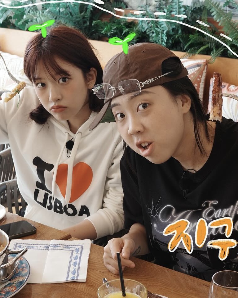 나도 여기 끼고 싶다^^...👯♀️🩶
나도 여기 끼고 싶다^^...👯♀️🩶
오늘 7월 9일은 친구와 우정을 다지는 '친구데이'예요. @만날까..?
연예계 대표 찐친 모임인 우가팸부터 GD x 이수혁, 그리고 보기만 해도 웃음 터지는 지락실 케미까지 연예계 대표 베프들이 있는데요.
보기만 해도 진짜 우정이 느껴져 우리 마음까지 기분 좋게 만듭니다. 7월 9일 친구의 날을 맞이한 오늘, 여러분도 그동안 잊고 지냈던 소중한 친구에게 고마운 마음을 나누며 특별한 하루를 보내보세요! 이미지9
