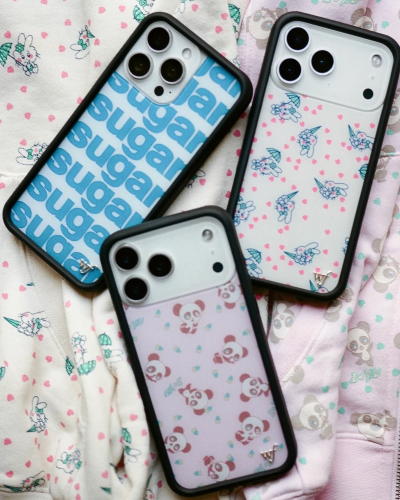 귀여움에 귀여움 더했다🌸
와일드플라워 x 애슐리 윌리엄스 폰케이스🩷📱
빈티지하고 키치한 감성으로 사랑받는 폰케이스 브랜드 와일드플라워 케이스가 디자이너 브랜드 애슐리 윌리엄스와 만났습니다. 블루 컬러의 레트로한 ‘Sugar Packet’ 부터 베이비 버니와 판다 디자인까지 다양하게 구성됐는데요.
폰케이스 하나만 바꿔도 룩에 귀여운 포인트를 더하기 좋은 컬렉션입니다. 이번 협업 제품은 와일드플라워 공식 홈페이지에서 확인 가능하며, 국내에서는 오는 7월 13일부터 만나볼 수 있습니다. 키치한 Y2K 감성의 케이스를 찾고 있었다면 이번 출시 일정을 체크해보세요. 이미지5