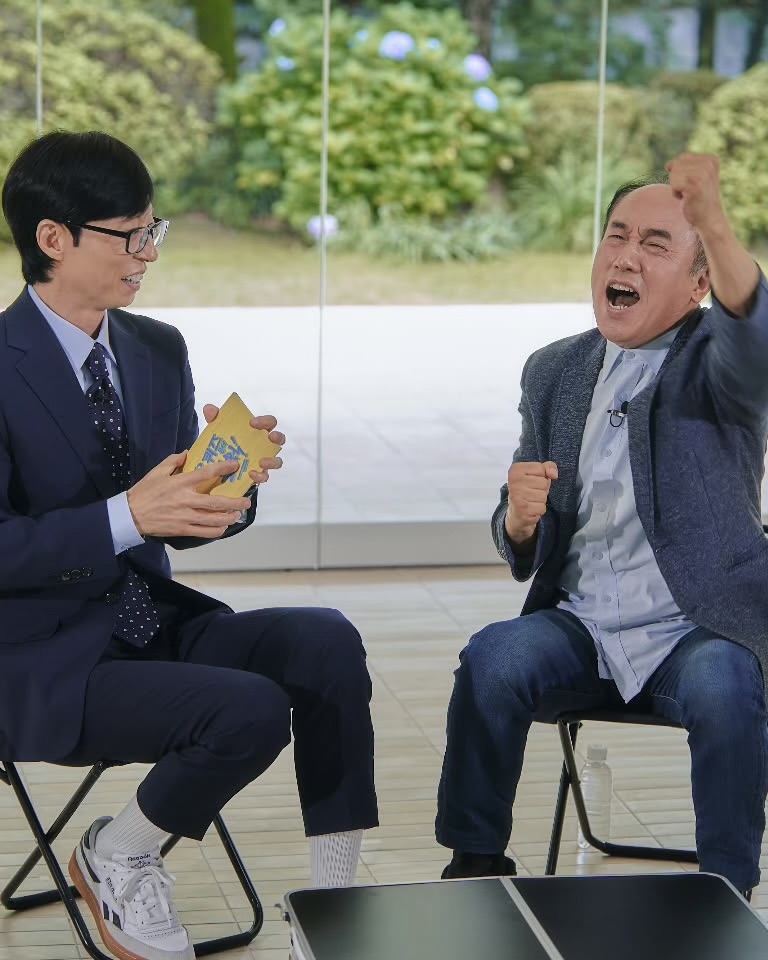 일단 소리부터 지를게요🔈
"할 수 있는 최대한 해보고 안 되면 남탓 하라"
침착맨 유튜브에 출연해 프랑스 지하철 표 검사 썰부터 파란만장한 유학 시절 이야기로 전 국민의 배꼽을 잡게 했던 불어불문학과 정일영 교수님이 드디어 7월 15일 <유 퀴즈 온 더 블럭>에 출연합니다.
요즘 프랑스에는 소리지르는 한국인들이 많다던데, 그 범인은 바로 이 분 때문이 아닐까요?
또 얼마나 매력적인 ‘남 탓 철학’과 화난 코알라 모먼트로 어떤 레전드 짤을 탄생시킬지, 7월 15일 본방송을 통해 확인해보세요!🎬 이미지
