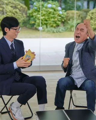 일단 소리부터 지를게요🔈
"할 수 있는 최대한 해보고 안 되면 남탓 하라"
침착맨 유튜브에 출연해 프랑스 지하철 표 검사 썰부터 파란만장한 유학 시절 이야기로 전 국민의 배꼽을 잡게 했던 불어불문학과 정일영 교수님이 드디어 7월 15일 <유 퀴즈 온 더 블럭>에 출연합니다.
요즘 프랑스에는 소리지르는 한국인들이 많다던데, 그 범인은 바로 이 분 때문이 아닐까요?
또 얼마나 매력적인 ‘남 탓 철학’과 화난 코알라 모먼트로 어떤 레전드 짤을 탄생시킬지, 7월 15일 본방송을 통해 확인해보세요!🎬 이미지