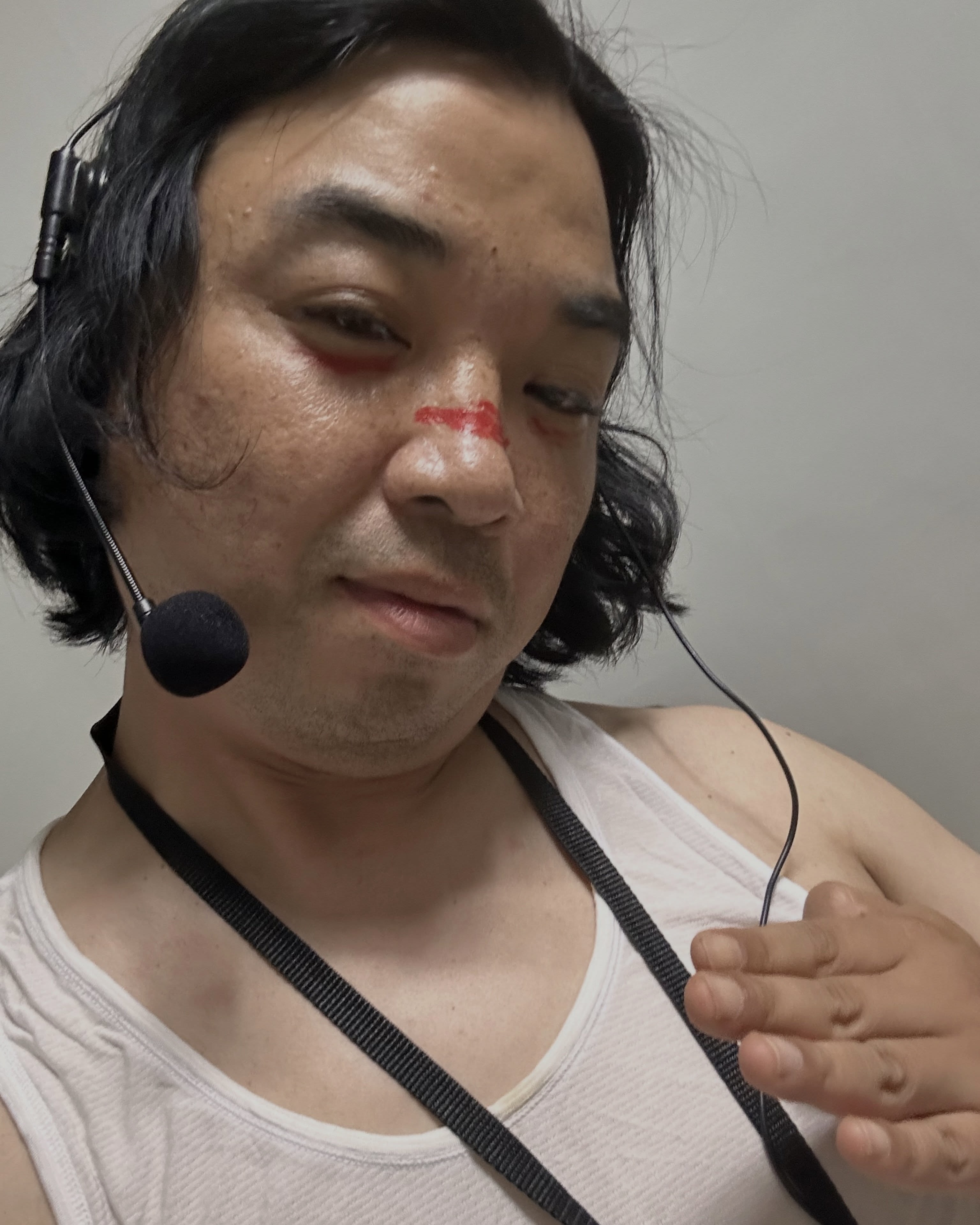 최산 잡으러 온 남부 대공원의 남자들💪🏻 북부대공상에 최산이 있다면, 우리에겐 친근함으로 승부하는 남부 대공원..?상들이 있다... 흰 민소매와 헤드셋, 그리고 코끝의 상처까지 완벽하게 고증했는데 왜 거부감이 드는 걸까요? 분명 치명적인데 자꾸 스크롤을 내릴 때마다 이마를 탁 치게 되는 마성의 매력. 보면 볼수록 중독돼서 이제 원본이 너무 생각 날 지경입니다.🫳🏻 이미지