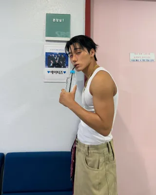 오살힘: 최산 얼굴⛰️🤍
오늘은 에이티즈 ‘Bad’로 컴백하며 우리의 알고리즘을 장악한 최산의 생일입니다.
무대 위에서는 북부대공 같은 냉미남 분위기를 보여주다가, 웃는 순간 온미남으로 변하는 반전 매력을 보여주고 있는데요.북부대공 냉미남 최산 모음은 슬라이드를 넘겨 확인해보세요.🖤 (에이티니가 좋아하는 최산은 온미남 VS 냉미남?) 이미지