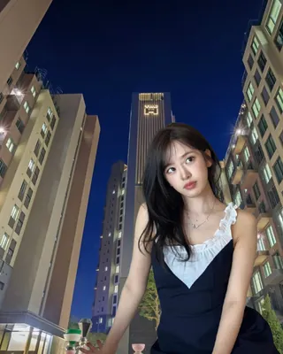 이제 우리 유진이 하고싶은 거 다 해❤️
아이브 안유진이 무려 강남권 ‘로또 청약’으로 불리는 ‘디에이치 방배’ 일반분양 추첨에 당첨됐습니다.
청약 가점이 높은 무주택자들 사이에서 치열한 경쟁이 벌어진 가운데, 안유진은 투기과열지구에 배정된 추첨제 물량을 통해 당첨된 것으로 전해졌는데요.👀
이번 단지는 실거주 의무도 없어 90.28대 1이라는 엄청난 인기를 끌었던 곳입니다.
전용 84㎡ 기준 분양가는 약 22억 원이었으나 현재 호가가 40억 원에 이르고 있어, 분양업계에서는 벌써 '18억 로또'라는 말이 쏟아지고 있습니다. 📈
어린 나이에 커리어 정점 찍고 청약 행운까지 다 가진 2003년생 갓기 안유진... 나 부러워서 졌다... 이미지