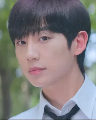 넷플릭스는 지금 밥 친구 풍년이다📺🖤
넷플릭스가 정해인, 하영 주연의 새 로코 시리즈 <이런 엿같은 사랑> 티저를 공개했습니다. 이번 작품은 불의의 사고로 기억을 잃은 검사 고은새와 자칭 남자친구라 주장하는 복싱 코치 장태하의 이야기를 그린 로맨틱 코미디인데요.
자다 깨서 눈을 떴을 때 정해인 같은 비주얼의 남자가 연인이라고 주장하는 로맨틱하면서도 어딘가 수상쩍은 설정이 벌써부터 기대를 모으고 있습니다. 현실을 부정하는 고은새와 능청스럽게 직진하는 장태하의 티격태격 케미, 다가오는 8월 7일 오직 넷플릭스에서 직접 확인해 보세요! 이미지