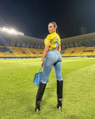 조지나 언니, 힙운동 루틴?!💪 호날두가 반한 치명적인 대문자 S라인의 소유자, 조지나 로드리게스의 인스타 속 힙업 운동 루틴을 모아봤습니다! 🔥 조지나가 헬스장에서 꼭 챙겨 한다는 찐 운동 루틴, 우리도 오늘부터 따라 해 볼까요? 1. 점프 스쿼트 런지 : 하체 전체와 둔근에 폭발적인 자극을 주는 유산소성 근력 운동 2. 케이블 킥백 : 케이블 머신을 활용해 다리를 뒤로 차올리며 엉덩이 근육만 집중적으로 발달시키는 최고의 힙업 운동. 엉덩이 상부와 볼륨감을 꽉 채워주는 조지나의 최애 운동! 3. 밴드 시티드 힙 어브덕션 : 앉아서 밴드 탄성을 이용해 다리를 옆으로 벌려주는 엉덩이 운동. 여름 맞이 탄탄한 애플힙을 원한다면 이 피드 저장해 두고 오늘 하체 루틴에 꼭 추가해 보세요! 📌 이미지