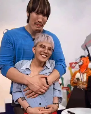 대한민국에서 가장 아늑한 품❤️
지디부터 시작해서 유재석, 쯔양, 이정재, 예나까지 최홍만 옆에만 서면 다들 아기 고양이가 되어버리는 마법.
과거 SNS를 탈탈 털어보니 그냥 그의 디폴트 포즈였는데요.👀
세상의 모든 풍파를 다 막아줄 것 같은 3m 좀 안 되는 피지컬 요정.
저도 한 번만 안겨보고 싶네요...🫂 이미지