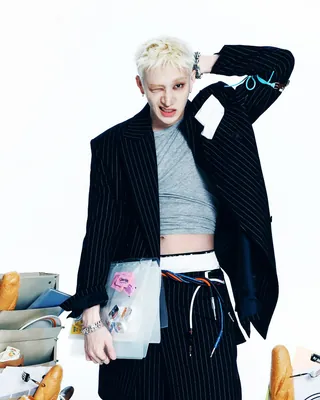스테이 소리 질러!
방찬, 창빈, 한 티저 공개됐다!💚
8월 7일 새 미니 앨범 'THIS & THAT'(디스 앤드 댓)으로 컴백하는 스트레이 키즈가 연일 뜨거운 화제를 모으고 있습니다. 팀의 음악적 중심이자 자체 프로듀싱 유닛인 '쓰리라차(3RACHA)' 방찬, 창빈, 한의 개인 티저 이미지가 드디어 베일을 벗었는데요. ✨
공개된 티저 속 세 멤버는 바게트, 커피, LP판 등 위트 있는 소품들을 활용해 각자만의 쿨한 개성을 100% 발산했습니다. 타이틀곡 'This & That'을 포함해 수록곡 전곡 크레디트에 이름을 올리며 스트레이 키즈만의 짙은 음악적 색깔을 예고해 기대감을 더하고 있죠.🎵
새 앨범 발매와 함께 대규모 월드투어, 글로벌 페스티벌까지 이어가며 2026년 열일 행보를 보여줄 스트레이 키즈! 여러분의 심장을 저격한 최애 티저 컷은 누구인가요? 이미지