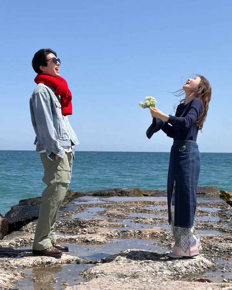 내가 이 명장면들을 10년이 지난 지금 다시 보게 되다니 꿈만 같아요. 🥹
<도깨비> 10주년 기념 여행 종영의 아쉬움을 달래줄 비하인드 현장 포토가 공개되었습니다.
방송에서는 다 담기지 않았던 배우들의 장난기 가득한 자전거 데이트 현장부터, 시그니처였던 빨간 목도리와 메밀꽃을 든 채 환하게 웃고 있는 배우들의 미소 가득한 현장까지.
이 그림을 2026년에 또 보게 될 줄은 몰랐네요,,,❤️ 이미지2