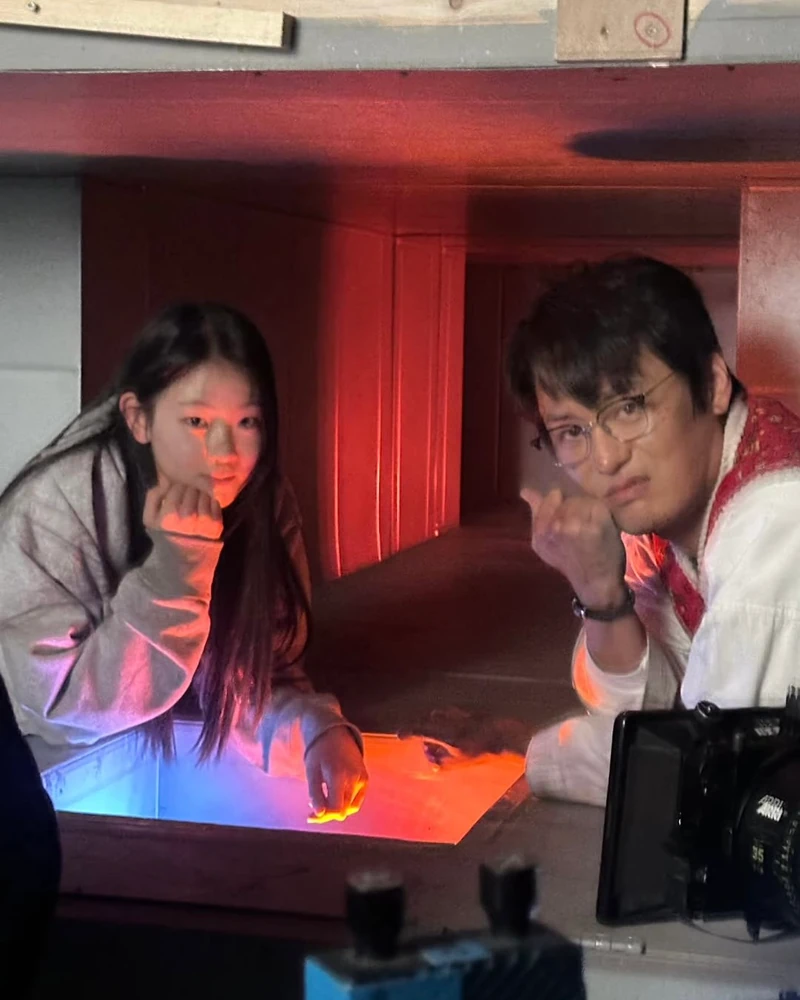 우리 김부장님은 어디 가시고..💼
아빠보다 더 빨리 달려와 준 삼촌들 덕분에 민지는 아빠보다 삼촌들이랑 더 친해졌다는 후문이,,👩🏻🎓
아빠보다 삼촌들이랑 노는 게 더 재밌는 민지.
김부장님, 딸내미 마음 다시 뺏으려면 분발하셔야겠는데요? 🏃♂️ 이미지9