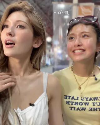 전소미도 당황한 요즘 젠지 슬랭?!🤓
소미의 친동생 에블린에게 요즘 젠지 세대가 사용하는 슬랭을 배웠습니다. ‘Down bad’부터 ‘Larp’, ‘Crank it’, ‘Unc’까지 생소한 표현이 연이어 등장했는데요.
누구보다 젠지 같은 소미도 동생 앞에서는 영락없이 신조어가 낯선 언니가 되어버렸다,,,. 언크는 싫고요,,,영크크 할래요🤣💡
1. Down bad
누군가에게 완전히 빠져 이성을 잃을 정도로 절박한 상태
2. Larp
실제 모습과 다른 캐릭터나 정체성을 연기하듯 행동하는 것
3. Crank it
분위기나 텐션을 확 끌어올리거나 더 세게 해보라는 표현
4. Unc
‘Uncle’의 줄임말로, 나이가 들어 보이거나 올드하게 행동하는 사람을 놀릴 때 쓰는 말 이미지