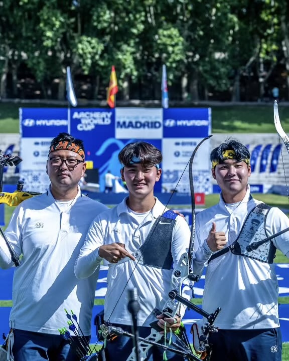 K-양궁 매운맛, 아직 모르는 사람 없죠?🇰🇷
2026 현대 양궁 월드컵 4차 대회, 마드리드 하늘에 울려 퍼진 애국가! 🎵
우리 대한민국 리커브 남자 대표팀(김우진, 김제덕, 이우석)이 또 한 번 세계 최강임을 증명하며 단체전 금메달을 목에 걸었습니다. 🥇✨
오는 9월에 있을 아시안게임을 앞두고 치른 마지막 모의고사에서 당당히 '종합 우승'을 차지했는데요.👀
강채영, 이윤지, 오예진 선수의 여자 대표팀은 미국을 5-1로 완파하며 올해 첫 월드컵 단체전 정상에 올랐고, 김우진, 김제덕, 이우석 선수의 남자 대표팀 역시 프랑스를 꺾고 월드컵 3연속 단체전 우승이라는 대기록을 세웠습니다.
전 세계에 K-양궁의 매운맛을 보여준 우리 선수들에게 뜨거운 박수를 보내주세요! 🙌💙❤️ 이미지