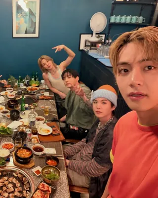 런던에서 한식이 땡긴다면...?👀🍲
BTS가 투어 중 들른 곳으로 알려진 런던의 한식당, 올레 코리안 바비큐입니다. 런던 웨스트엔드 중심부에 자리한 한국식 고깃집으로, 런던을 방문한 한국 셀럽들이 자주 찾는 곳으로도 알려져 있는데요. 최근에는 BTS 멤버 전원이 방문해 더욱 화제를 모았습니다.
대표 메뉴로는 와규 립아이와 삼겹살 등 테이블에서 직접 구워 먹는 한식 바비큐를 비롯해 만두와 찌개류가 있습니다. 런던에서 익숙한 한국 음식이 생각난다면, 올레 코리안 바비큐에 들러보세요. 이미지