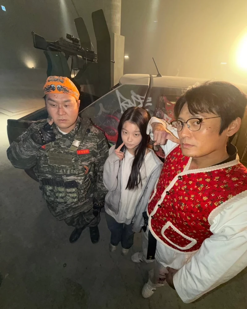 우리 김부장님은 어디 가시고..💼
아빠보다 더 빨리 달려와 준 삼촌들 덕분에 민지는 아빠보다 삼촌들이랑 더 친해졌다는 후문이,,👩🏻🎓
아빠보다 삼촌들이랑 노는 게 더 재밌는 민지.
김부장님, 딸내미 마음 다시 뺏으려면 분발하셔야겠는데요? 🏃♂️ 이미지1