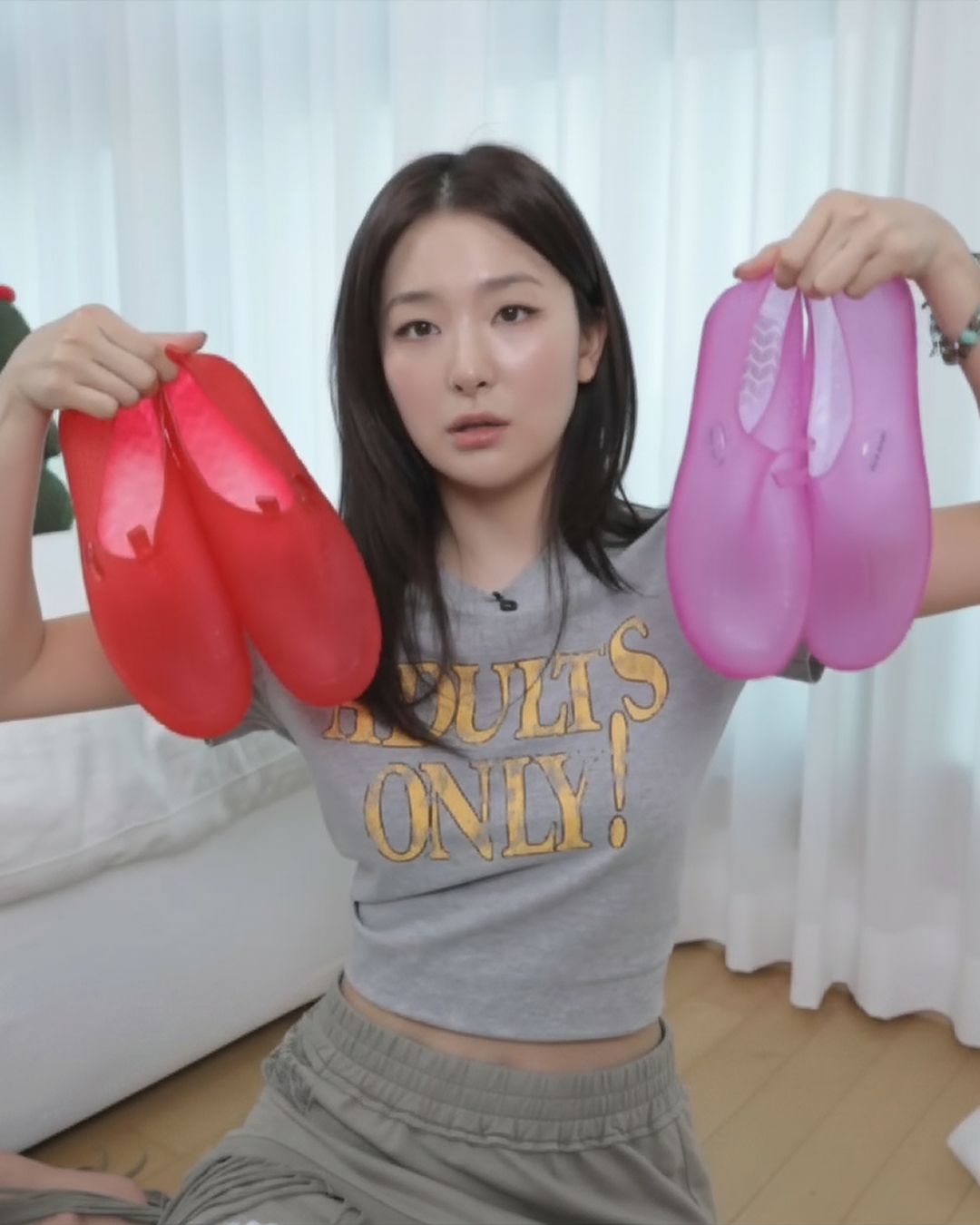 슬기도 픽한 여름 아이템 🫧
비 오는 날 신발 걱정은 이제 그만! ☔️✨
레드벨벳 슬기의 유튜브 채널에서도 등장해 뜨거운 관심을 모았던 호주 바이런베이 기반의 브랜드 아쿠아 모드(aqua mode)를 소개합니다. 🌊
말랑말랑하고 유연한 젤리 소재로 비 오는 날이나 해변가에서는 물론, 일상 속 믹스매치 룩으로도 손색없는 아이템인데요. 속이 은은하게 비치는 반투명한 질감에 팝한 레드, 블루, 핑크 그리고 클리어 컬러까지 다채로운 라인업을 자랑합니다.
이번 장마철 패션을 책임질 아쿠아 모드의 만능 젤리슈즈, 여러분이 가장 탐나는 컬러는 무엇인가요? 이미지