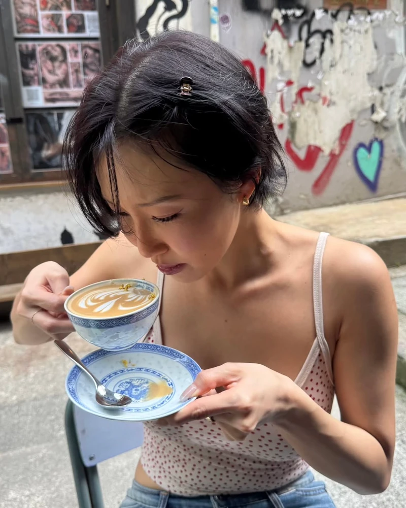 손이 가요 손이 가 🎵
힙하면서도 내추럴한 분위기가 돋보이는 화사의 일상 사복 패션을 파헤쳐 봤습니다. 👀
캐주얼한 무드의 와인 컬러 볼캡부터 은은한 포인트를 주는 탑, 유니크한 그래픽 드레스까지! 화사가 픽한 일상 아이템 정보를 지금 확인해 보세요!
• 아나에 (Anaé) 클레어 캡 와인, 47,900원
• R13 폴카 도트 카미 탑, 358,300원
• 마크공 (MARKGONG) 홀스 레트로 프린트 튜브 드레스 화이트, 253,960원 이미지2