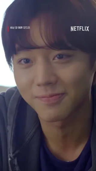 박지훈 작품 또 볼 수 있어요👀🩷
어느 날 갑자기 알츠하이머를 앓게 된 엄마 미연 역의 김정난과, 그의 곁을 지키는 아들 기훈 역의 박지훈이 가족의 상처와 사랑을 마주합니다. 박지훈은 엄마와 함께 국숫집을 운영하며 살아가는 다정하고 살가운 아들을 연기했는데요.
점점 기억을 잃어가는 엄마와 오랫동안 멀어졌던 가족이 다시 만나 서로의 마음을 확인하는 영화 ‘세상 참 예쁜 오드리’. 김정난과 박지훈이 전하는 애틋한 모자 이야기를 넷플릭스에서 확인해보세요. 이미지