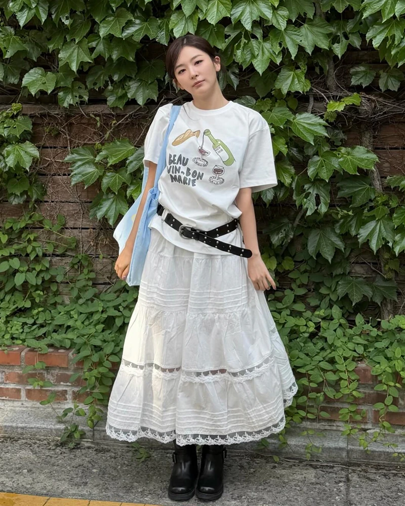 이번에도 믿고 사는 여름 슬기템💖
슬기가 유튜브에서 대공개한 손민수 템🛍️
가성비와 스타일을 모두 챙긴 10만 원대 여름 코디 아이템들을 소개했습니다.
그녀가 제안하는 꿀조합 아이템들! 여러분의 장바구니를 저격한 원픽은 무엇인가요?
• 마리끌레르 밴딩 레이스 롱스커트, 8만 원대
• 썬번프로젝트 투웨이 오프 백, 19만 원대
• 코모레비뮤지엄 핸드메이드 레더 바이커 미들 부츠, 13만 원대 이미지2