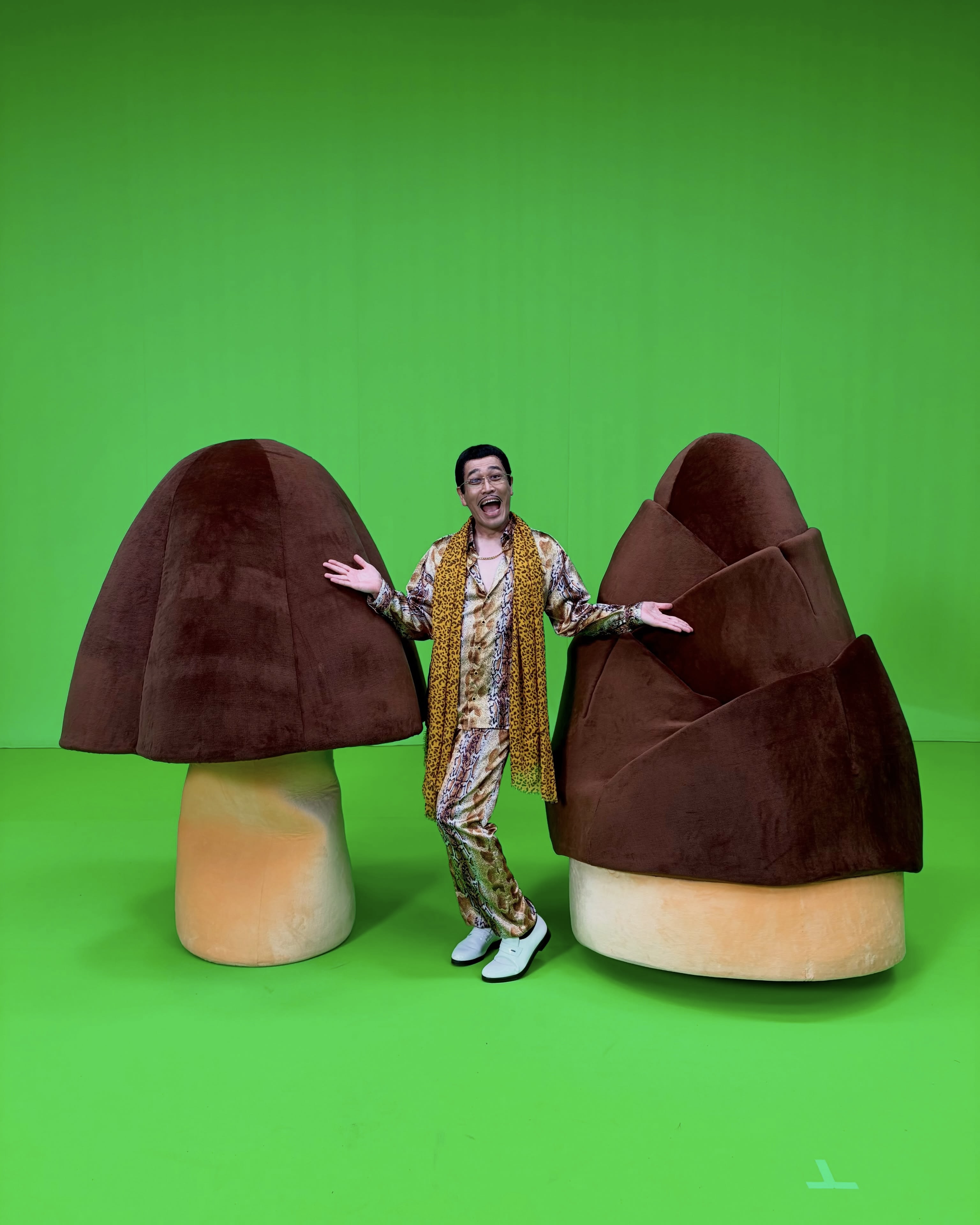 피코타로 역대급 콜라보 근황.jpg
"I have a pen~ I have an apple~" 하던 메가 히트곡 'PPAP'의 주인공 피코타로가 일본의 국민 초코 과자 브랜드 메이지(Meiji)의 특별 앰버서더로 발탁되었습니다. 🍭
이번엔 일본의 오랜 붕어빵 팥/슈크림급 논쟁인 초코송이(키노코노야마)와 타케노코노사토를 섞으러 왔다고 하는데요.
역시 세상 모든 것을 믹스 Mix해 버리는 믹싱 마스터 피코타로의 넘치는 스타성을 지금 확인해보세요!📲 이미지3
