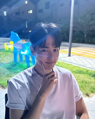내 도파민, 코카인.. 배우 최병찬🩸 이 비주얼과 피지컬을 보고도 안 반하는 법... 저는 모릅니다.🤦🏻♀️ <연모>, <사내맞선>에서 눈도장 찍고, 최근에는 <러브포비아>에서 주연 배우로 우뚝 서며 열일 행보를 보여주고 있는 최병찬! 기아 타이거즈 시구 때 상큼함 폭발하더니, 웃을 때 쏙 들어가는 깊은 보조개는 유죄 그 자체... 연기면 연기, 비주얼이면 비주얼 모두 열일하는 그의 매력에 빠져보세요!❤️ 이미지