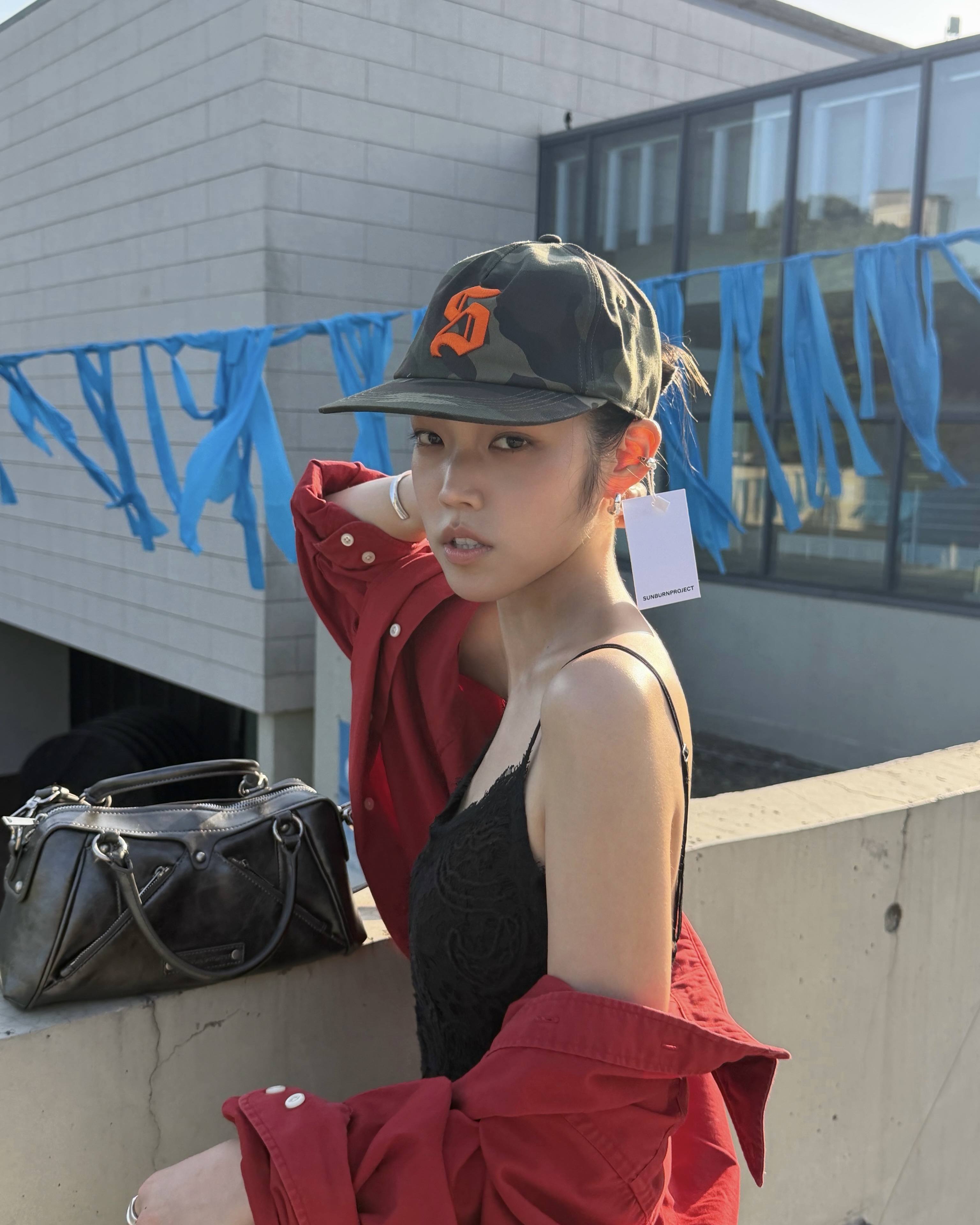 지독하게 매력적인 스타일링❤️🕶️ 배우 노윤서의 청초한 마스크와 시크한 무드를 닮아 방영 직후 눈길을 사로잡았던 <72시간 소개팅-홍콩편>의 한수인. 그녀의 스타일은 캐주얼하면서도 과감한 디테일을 살린 스트리트 룩이 핵심인데요. 레드 컬러의 크롭 탑에 빈티지한 워싱 데님을 매치하거나, 페미닌한 슬립에 캡모자를 믹스매치하는 등 뻔하지 않은 스타일링 센스. 소년미와 세련된 여성미를 넘나드는 '요즘 가장 따라 하고 싶은' 한수인의 매력적인 데일리 룩을 확인해 보세요.❤️ 이미지