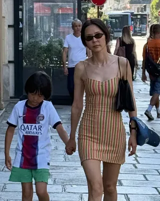 나영언니🩷💚 휴가 여름 원피스
따라 입고 싶은 바캉스 룩의 정석, 원피스 2가지 추천합니다✈️
휴양지부터 도심 속 일상까지 완벽하게 소화할 수 있는 그녀의 픽을 확인해보세요!
빈티지한 스트라이프 패턴의 미니 슬립 드레스는 스페인 브랜드로 유명한 기마구아스(Gimaguas) 제품입니다. 몸매를 슬림하게 잡는 핏에 시원한 슬리브리스로 쿨한 바캉스 룩이 완성됩니다.🍒
김나영이 휴가와 일상에서 애용하는 레몬 옐로우 컬러 드레스는 라미아 라가(LAMIA LAGHA) 미니 드레스입니다. 어깨와 허리 라인의 드레이핑 디테일이 고급스럽고 페미닌한 무드를 극대화해 주는 착장입니다.💛
• 기마구아스 시미 드레스 브라운 앤 레드 스트라이프, 28만 원대
• 라미아 라가 헬레나 드레스, 63만 원대 이미지