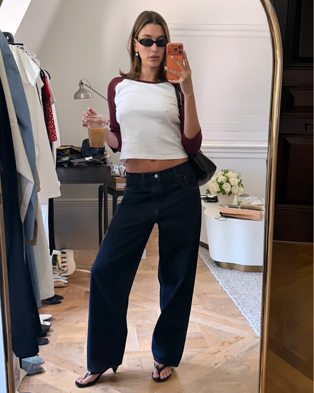 패션 아이콘들이 먼저 알아본 '주드' 올여름 슈즈 트렌드는 주드(JUDE) 하나로 종결입니다! 🖤🔥 글로벌 패션 신을 이끄는 아이콘들의 피드에 끊임없이 등장하며 핫하게 떠오른 슈즈 브랜드 주드를 소개합니다. 특히 헤일리 비버가 자신의 스토리에 올리며 애정을 드러낸 키튼힐 스타일은 미니멀한 데님 룩에 잘 어울리는데요. 그녀 뿐만 아니라 두아 리파, 켄달 제너, 알렉사 청 등 전 세계적인 트렌드세터들이 데일리 아이템으로 선택하며 이미 그 진가를 증명하고 있습니다. 투박하지 않고 유려하게 잘 빠진 보디라인과 특유의 감각적인 텍스처 덕분에 툭 신어만 줘도 룩 전체의 아우라가 달라지죠. 주드의 매력적인 슈즈 라인업, 확인해보세요! • 루티 샌들 블랙 레더, 82만 원대 • 파우 뮬 화이트 레더, 89만 원대 • 페트 펌프 화이트 브러쉬드 레더, 96만 원대 • 데이트 뮬 핑크 레더, 89만 원대 이미지
