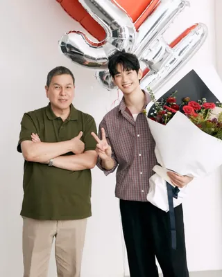 1년 4개월 공백을 지나, 김수현 ‘벤치’
김수현, 1년 4개월 만에 돌아왔습니다. 첫 무대는 ‘벤치’
오늘(14일), 배우 김수현이 약 1년 4개월 만에 공식 활동을 재개했습니다. 첫 일정은 필리핀 패션 브랜드 벤치(Bench) 광고 촬영. 앞서 전해드린 “벤치가 무슨 브랜드냐”던 그 무대에, 김수현이 실제로 카메라 앞에 섰습니다.
벤치는 1987년 마닐라에서 시작해 현지 600개 넘는 매장을 둔 필리핀 최대 라이프스타일 기업이에요. 무기는 ‘스타 마케팅’입니다. 브루노 마스부터 이민호·현빈·2PM 닉쿤까지 세워온 브랜드로, 김수현은 2024년 그 얼굴로 발탁됐고 이번 복귀도 그 연장선입니다.
창업자 벤 챈(Ben Chan) 회장도 자신의 인스타그램에 김수현과 함께한 사진을 올리며 직접 반겼습니다. 이미지
