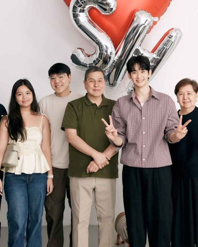 1년 4개월 공백을 지나, 김수현 ‘벤치’
김수현, 1년 4개월 만에 돌아왔습니다. 첫 무대는 ‘벤치’
오늘(14일), 배우 김수현이 약 1년 4개월 만에 공식 활동을 재개했습니다. 첫 일정은 필리핀 패션 브랜드 벤치(Bench) 광고 촬영. 앞서 전해드린 “벤치가 무슨 브랜드냐”던 그 무대에, 김수현이 실제로 카메라 앞에 섰습니다.
벤치는 1987년 마닐라에서 시작해 현지 600개 넘는 매장을 둔 필리핀 최대 라이프스타일 기업이에요. 무기는 ‘스타 마케팅’입니다. 브루노 마스부터 이민호·현빈·2PM 닉쿤까지 세워온 브랜드로, 김수현은 2024년 그 얼굴로 발탁됐고 이번 복귀도 그 연장선입니다.
창업자 벤 챈(Ben Chan) 회장도 자신의 인스타그램에 김수현과 함께한 사진을 올리며 직접 반겼습니다. 이미지2