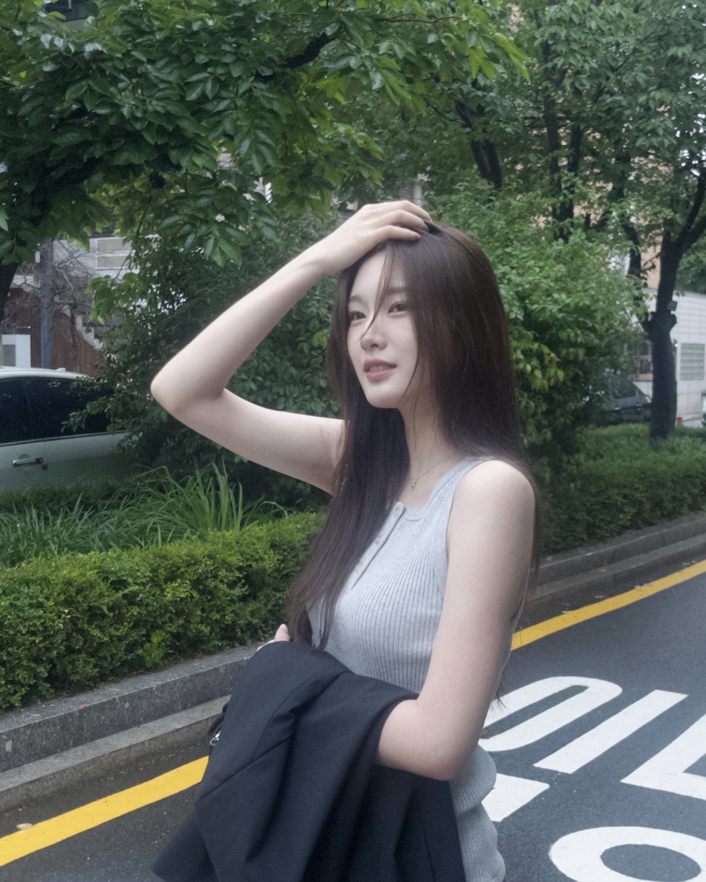 몰표 비법 좀 알려주셔라😳💦 ‘하트시그널5’ 입주 첫날 출연자들의 몰표를 받으며 화제를 모은 강유경🤍 강유경은 2004년생으로 현재 한국무용을 전공 중인 대학생입니다. 단아한 분위기의 단발부터 청순한 장발까지, 헤어스타일에 따라 다양한 매력을 보여주고 있는데요. 슬리브리스부터 레이어드 룩까지, 여름에 참고하기 좋은 ‘여친 룩의 정석’을 보여주는 강유경의 스타일링을 확인해 보세요. (나도 이렇게 입으면 몰표 받을 수 있나..~?) 이미지