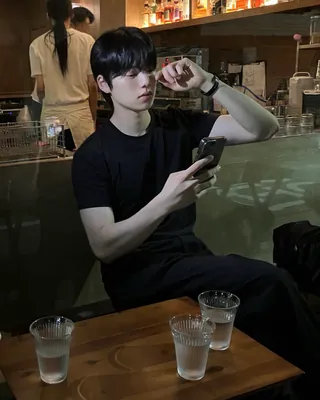 우열씨 덮머가 이렇게나 설렌다😳🤍 ‘하트시그널5’에서 강유경을 향한 직진으로 화제를 모으고 있는 박우열. 188cm의 큰 키와 무뚝뚝해 보이는 첫인상과 달리 다정한 말투와 솔직한 표현으로 시청자들의 마음까지 흔들고 있는데요. 최근에는 강유경에게 “유경이랑 있을 때가 원래의 나 같다”는 마음을 전하며 설렘을 더했습니다. 깔끔한 남친 룩의 정석을 보여주고 있는 박우열의 일상은 슬라이드를 넘겨 확인해 보세요. 이미지