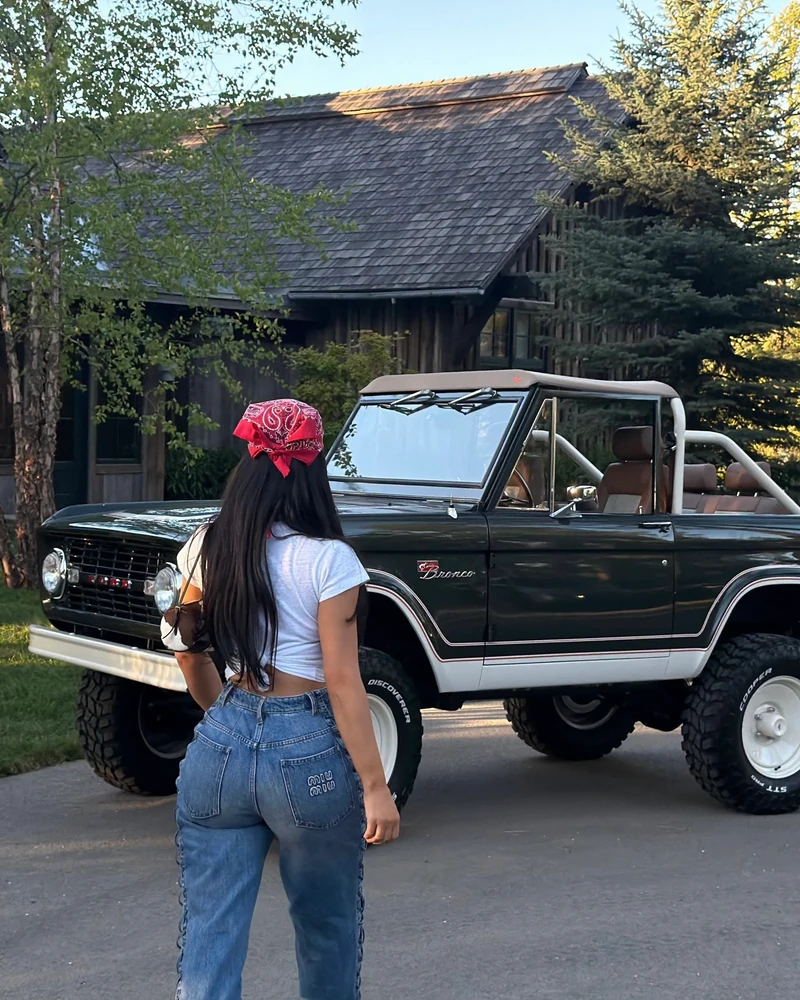 이제 놀랍지도 않지만, 부러운 건 사실!🫢
억 소리 나는 킴 카다시안의 새로운 장난감🚗
킴 카다시안의 피드에 빈티지한 감성이 가득한 뉴 클래식 카가 등장했습니다.👀
이 차량은 포드(Ford)의 전설적인 오프로더인 1세대 '브롱코'로, 클래식한 외형은 살리되 내부는 현대 기술의 최고급 스펙으로 커스텀한 차량인데요. 가격은 약 30만 달러(한화 약 4억 5천만 원)에 달한다고 합니다.
빨간 반다나와 선글라스, 화이트 크롭 탑에 미우미우 데님을 매치해 완벽한 캘리포니아 리치걸 룩을 완성한 킴 카다시안, 정말.... 부럽네요💸 이미지2