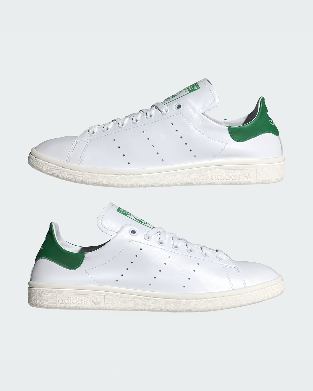 2026년 켄달 제너가 선택한 운동화👟
아디다스 스탠 스미스 is back💚
최근 켄달 제너가 신은 아이템은 다름 아닌 아디다스 오리지널스 스탠 스미스. 올블랙 셋업에 화이트 스니커즈를 매치한 이 룩 하나로 "스탠 스미스 다시 신어야지"를 결심하게 만드는 건 켄달이기 때문에 가능한 일이죠.
사실 켄달과 스탠 스미스는 꽤 오랜 인연이에요. 캐주얼한 일상룩부터 셀럽 오프듀티 룩까지, 그녀의 발엔 늘 스탠 스미스가 있었거든요.
타이밍도 절묘합니다. 지난 6월 파리 패션위크에서는 아디다스 오리지널스와 Song for the Mute 협업 컬렉션에 스탠 스미스가 등장하며 패션계도 다시 이 클래식에 주목하고 있는 분위기거든요.
시즌도, 트렌드도 타지 않는 아디다스 오리지널스 스탠 스미스, 다시 꺼낼 타이밍 아닐까요?👟 이미지7
