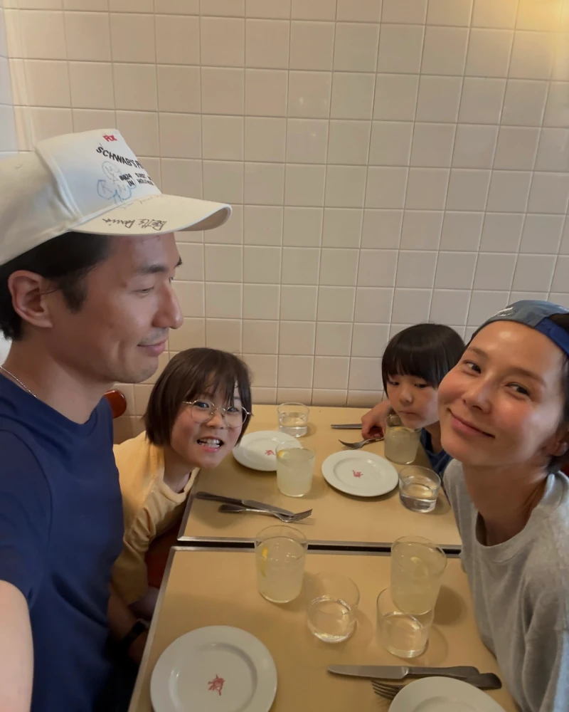 김나영이 마이큐 같고, 마이큐가 김나영 같은 매직✨
신우와 이준이도 ‘리틀 김나영’, ‘리틀 마이큐’ 아닌가요?
파리에서 가족 여행을 보내고 있는 나영큐네 가족. 마이큐에게서는 김나영의 분위기가, 김나영에게서는 마이큐의 감성이 느껴지는데요. 신우와 이준까지 꼭 ‘리틀 김나영’, ‘리틀 마이큐’를 보는 것처럼 서로를 닮은 모습이 사랑스럽습니다.
엄마 아빠가 모두 옷을 잘 입으니 아이들도 자연스럽게 패션 센스를 물려받은 것 같은데요. 나영큐 가족의 파리 여행 스타일링은 슬라이드를 넘겨 확인해 보세요.🤍 이미지1
