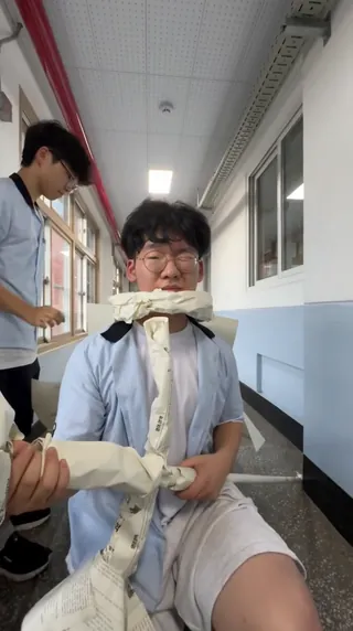 노래까지 모든 게 완벽하다👑 전국 고등학교를 휩쓸고 있는 화제의 #모의고사여왕 챌린지. 6월 모의고사가 끝난 후, 다가오는 수능의 압박감에 정신줄을 살짝 놓아버린 고3들의 광기에 압도당했습니다. 이번엔 경안고등학교를 평정한 '공부의 왕'.🤴🏻 입시 스트레스를 유쾌한 예술로 승화시킨 대한민국 고3들, 이 정도 재치와 능력이라면 뭘 해도 크게 될 것 같지 않나요? 이미지