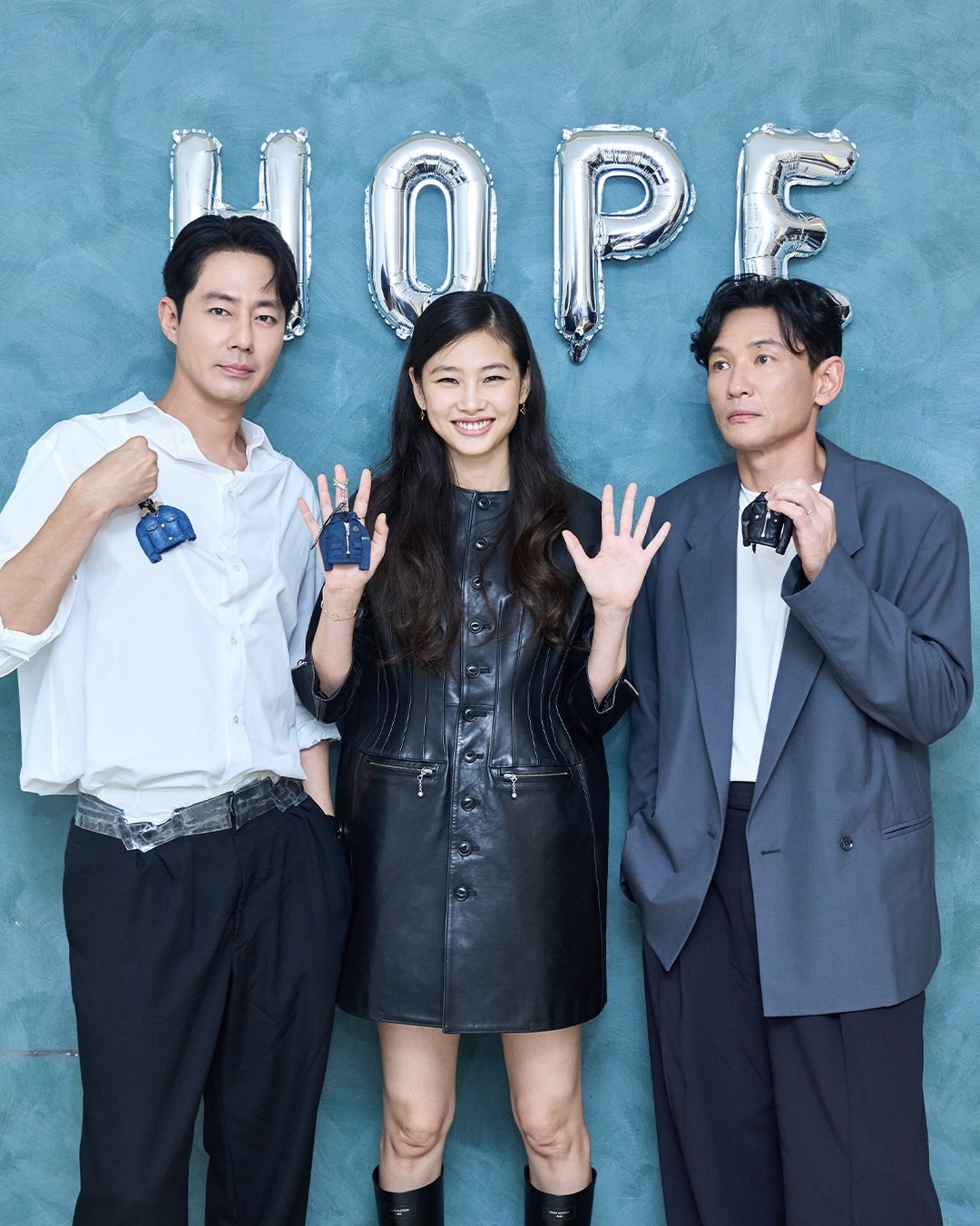 나홍진 감독의 ‘호프’, 올해 최고 오프닝 기록
나홍진 감독의 신작 ‘호프’가 개봉 첫날 33만 3천여 명의 관객을 모으며 국내 박스오피스 1위에 올랐습니다. 올해 개봉작 중 가장 높은 오프닝 스코어를 기록한 것은 물론, ‘곡성’을 포함한 나홍진 감독의 전작보다도 많은 첫날 관객 수를 기록했는데요.
황정민, 조인성, 정호연부터 마이클 패스벤더, 알리시아 비칸데르까지 화려한 출연진으로 화제를 모은 ‘호프’. 개봉 첫날부터 기록을 세운 만큼, 이번 연휴에도 흥행 열기를 이어갈 수 있을지 기대됩니다. 이미지