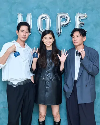 나홍진 감독의 ‘호프’, 올해 최고 오프닝 기록
나홍진 감독의 신작 ‘호프’가 개봉 첫날 33만 3천여 명의 관객을 모으며 국내 박스오피스 1위에 올랐습니다. 올해 개봉작 중 가장 높은 오프닝 스코어를 기록한 것은 물론, ‘곡성’을 포함한 나홍진 감독의 전작보다도 많은 첫날 관객 수를 기록했는데요.
황정민, 조인성, 정호연부터 마이클 패스벤더, 알리시아 비칸데르까지 화려한 출연진으로 화제를 모은 ‘호프’. 개봉 첫날부터 기록을 세운 만큼, 이번 연휴에도 흥행 열기를 이어갈 수 있을지 기대됩니다. 이미지