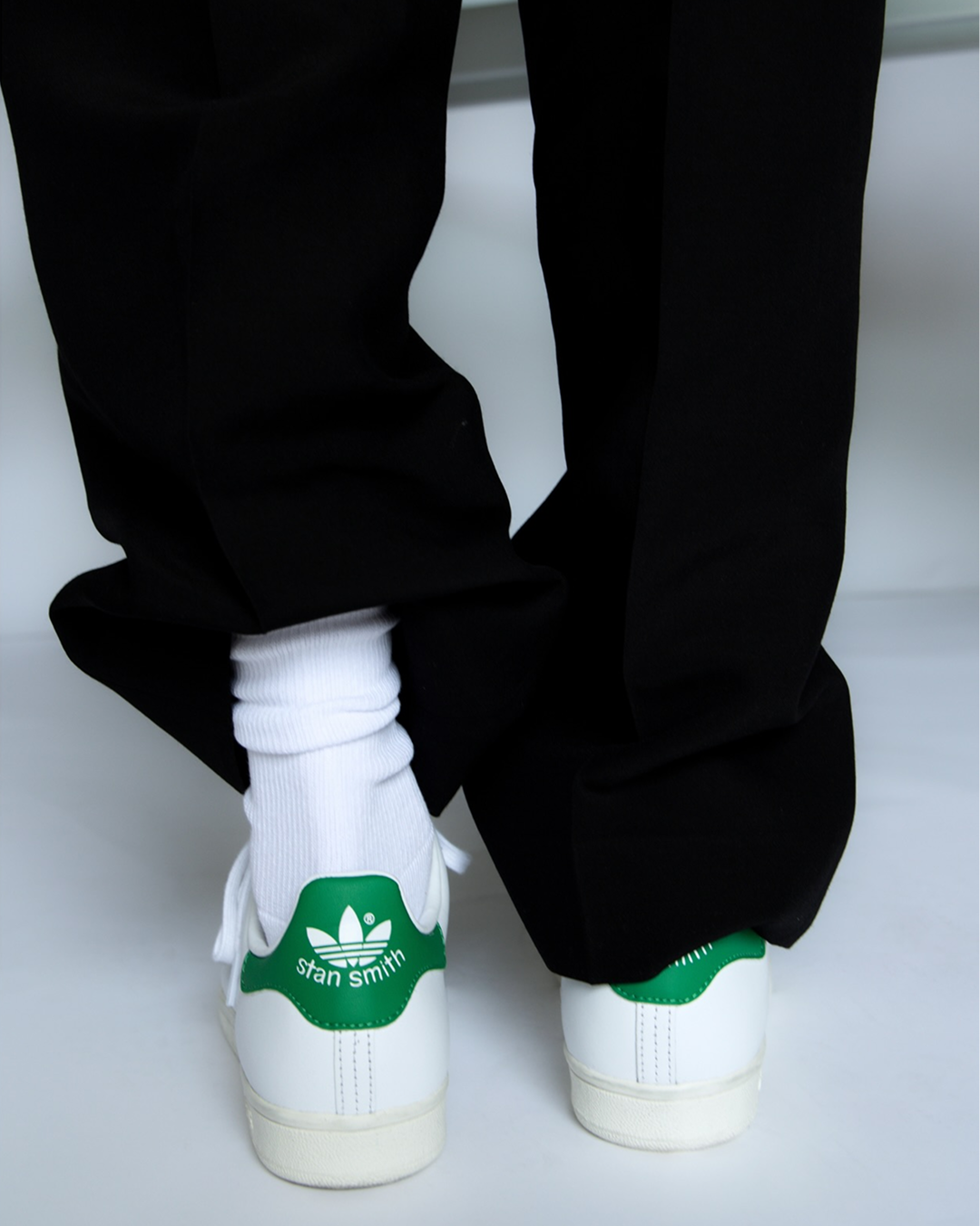 2026년 켄달 제너가 선택한 운동화👟
아디다스 스탠 스미스 is back💚
최근 켄달 제너가 신은 아이템은 다름 아닌 아디다스 오리지널스 스탠 스미스. 올블랙 셋업에 화이트 스니커즈를 매치한 이 룩 하나로 "스탠 스미스 다시 신어야지"를 결심하게 만드는 건 켄달이기 때문에 가능한 일이죠.
사실 켄달과 스탠 스미스는 꽤 오랜 인연이에요. 캐주얼한 일상룩부터 셀럽 오프듀티 룩까지, 그녀의 발엔 늘 스탠 스미스가 있었거든요.
타이밍도 절묘합니다. 지난 6월 파리 패션위크에서는 아디다스 오리지널스와 Song for the Mute 협업 컬렉션에 스탠 스미스가 등장하며 패션계도 다시 이 클래식에 주목하고 있는 분위기거든요.
시즌도, 트렌드도 타지 않는 아디다스 오리지널스 스탠 스미스, 다시 꺼낼 타이밍 아닐까요?👟 이미지4